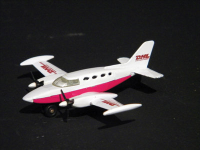 Matchbox Cessna 421 DHL.jpg